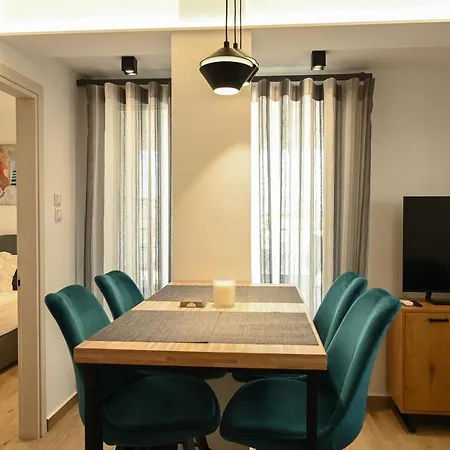 Hospitality I - Roof Top - With Free Parking 라리사